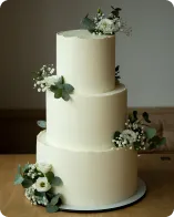 Fotografie – ukázka svatebního dortu s květinami