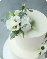 Fotografie – ukázka svatebního dortu s květinami